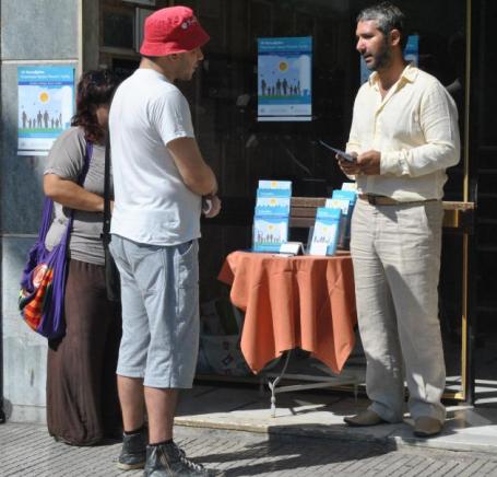 Ενημερώνοντας τους πολίτες της Καλλιθέας.